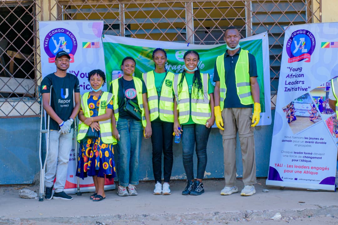 🌱 YALI Congo Alumni, partenaire stratégique de l’activité de salubrité et de planting d’arbres au CEG Pierre Ntsieté